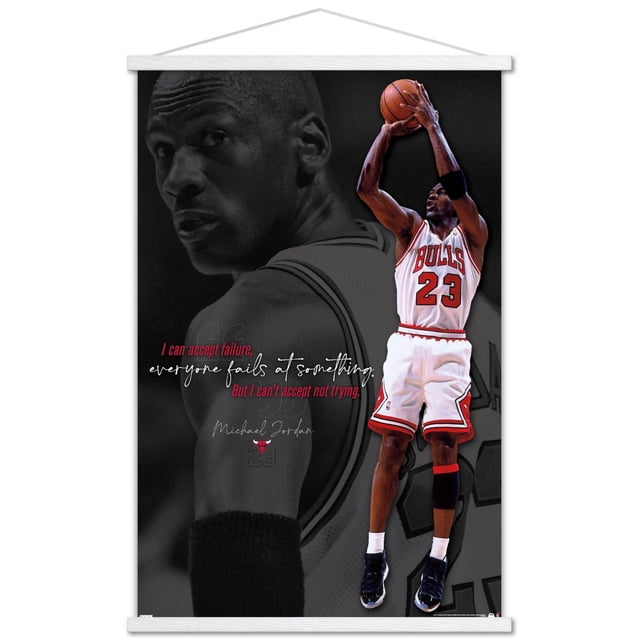 Michael Jordan - Affiche Murale « Ne Peut Pas Accepter de Ne Pas Essayer », 22,375 Po x 34 Po Représentant Michael Jordan en Chandail Chicago Bulls Blanc Numéro 23, Sautant pour Tirer un Ballon de basketball. l'Arrière-plan Montre un Gros Plan en Niveaux de Gris du Haut du Corps de Jordan avec la Citation : « Je Peux Accepter l'Échec, Tout le Monde Échoue à Quelque Chose. Mais Je Ne Peux Pas Accepter de Ne Pas Essayer. » Cette Affiche Encadrée
