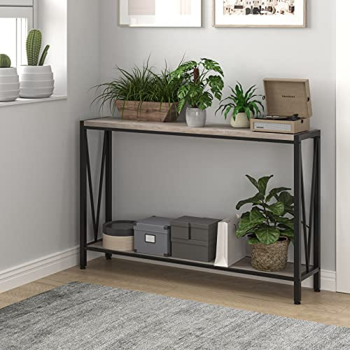 table console d'Entrée Étroite et Longue de Style Industriel avec Étagères à 2 Niveaux en Gris, avec un design en V et un Cadre Métallique Robuste. la table Mesure 44,88 Pouces de Profondeur, 12,8 Pouces de Largeur et 4,41 Pouces de Hauteur. l'Étagère Supérieure Présente des Plantes, une Déco et un Tourne-Disque, l'Étagère Inférieure Contient des Boîtes de Rangement et une Déco Supplémentaire. Idéale pour les Couloirs, les Salons, les foyers Ou les Bureaux.