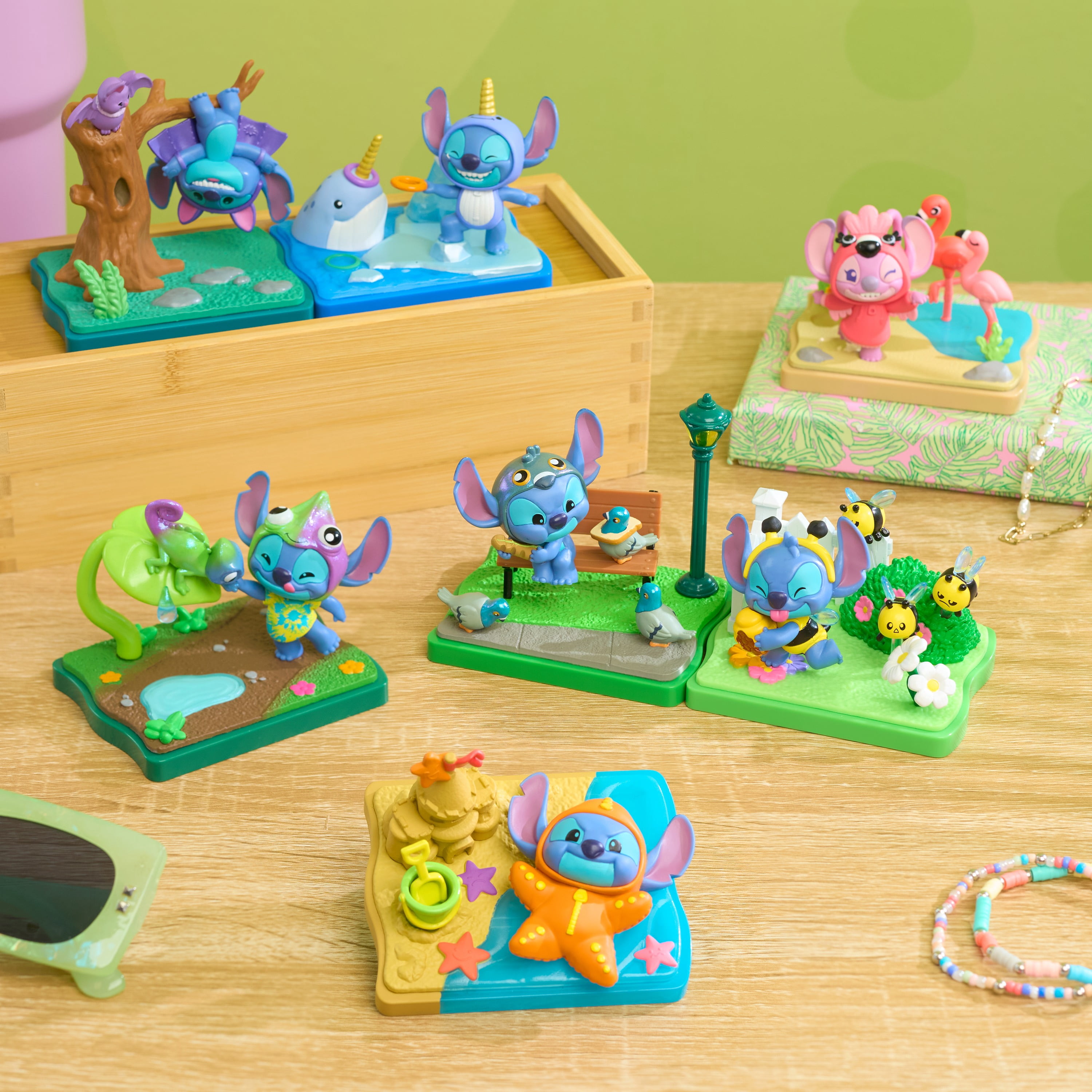 HAPPY HAUL Disney Stitch Goes Wild Scene Setters, figurine surprise à collectionner dans une boîte mystère avec base décor et accessoires, 8 cm, édition limitée, 8 ans et plus