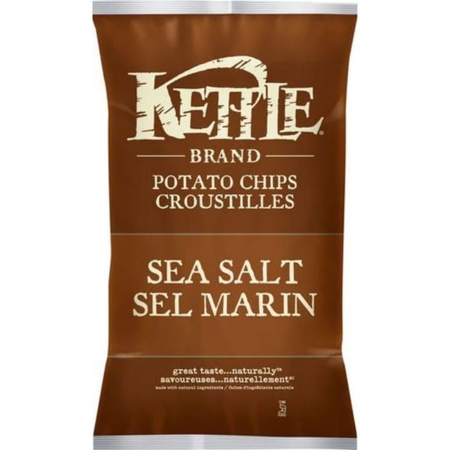 Kettle Brand Sac de Croustilles au Sel de Mer dans un Emballage Brun avec Texte Blanc, Présentant une Étiquetage Bilingue Anglais et Français, Mettant en Valeur des Croustilles Faites à la Main, Collation Sans Gluten Faite avec des Ingrédients Naturels et un Goût Exceptionnel.