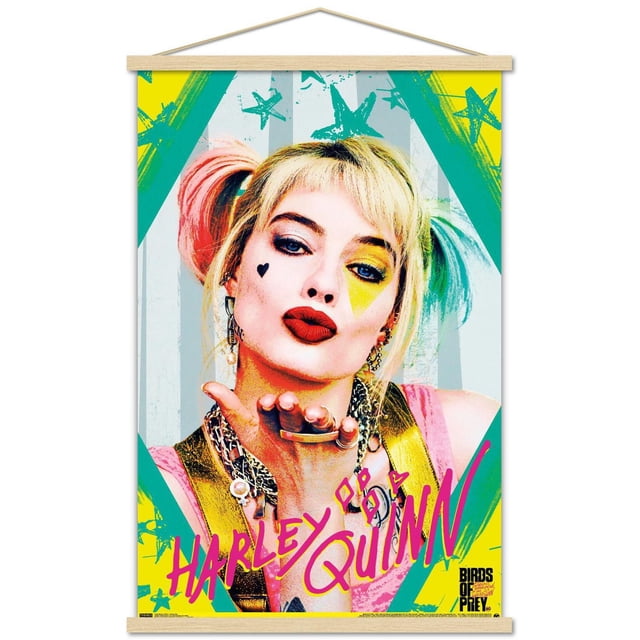 DC Comics Film - Oiseaux de Proie - Harley Quinn - Affiche Murale Kiss, 22,375 Pouces x 34 Pouces Mettant en Vedette un Graphique de Harley Quinn avec des Queues de Cochon Blondes Teintes en Rose et Bleu, Portant des Colliers Superposés et un Haut Rose, Soufflant un Baiser avec Sa Main Allongée vers l'Avant, sur un Fond Jaune et Sarcelle vibrant avec des motifs d'Étoiles et un Texte Rose Audacieux « Harley Quinn ».