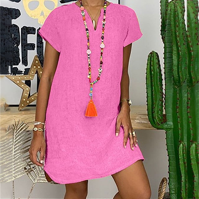 Robes T-Shirts Décontractées d'Été pour Femmes à Col en V, Manches Courtes, Robe Unie en Coton et Lin de Couleur Rose Vif. la Robe Présente une Encolure en V, des Manches Courtes et une Longueur au-Dessus du Genou, Fabriquée à Partir d'Un Mélange Respirant et Léger de 60 % Coton et 40 % Lin. Dotée d'Un Collier Perlé Coloré, la Robe Convient aux Sorties Décontractées, aux Journées à la Plage Ou aux occasions Semi-Formelles. l'Arrière-plan Comprend des Éléments Décoratifs comme un Décor en Forme de cactus et d'Éto