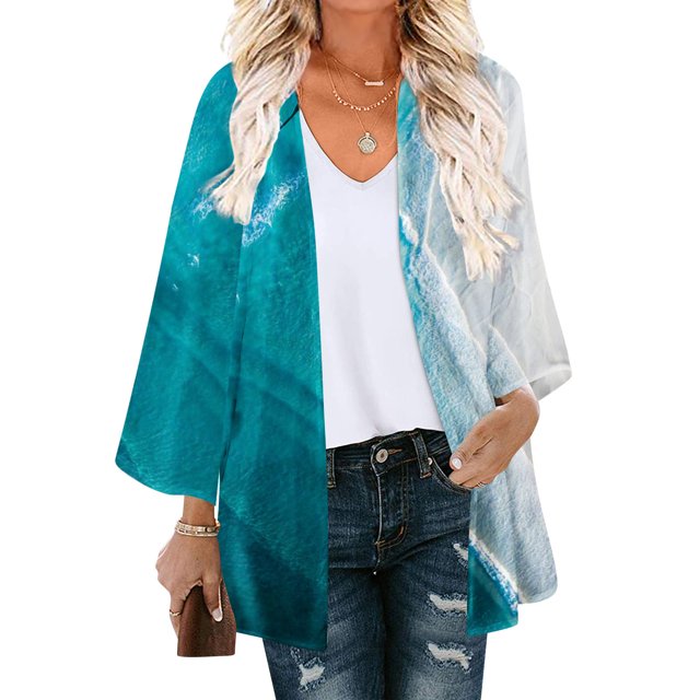 Nouveaux Hauts pour Femmes 2023 Mode Grande Taille Blouse à Manches Longues à Col Rond Imprimée Conçue avec une Coupe Ample et Décontractée et un Imprimé Bleu et Blanc vibrant. Fabriquée en polyester chiffon Léger, Cette Blouse Grande Taille Présente des Manches 3/4 et un Ourlet Arrondi. Conçue avec un Débardeur Blanc et des jeans Délavés, Parfaite pour le Quotidien, les Sorties Décontractées Ou les Sorties à la Plage.
