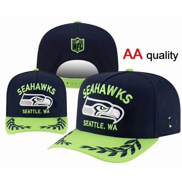 Seattle Seahawks Casquette de Baseball Unisexe Ajustable avec un design Bleu Marine et Vert Néon avec le logo des Seahawks et le Texte « Seattle, WA » Brodé à l'Avant. la Casquette a un Bord Courbé avec Broderie Décorative de Feuille Verte, une Sangle Ajustable à l'Arrière pour un Ajustement Personnalisé, et un style Structuré et Ajusté. Fabriquée en Tissu Respirant à Séchage Rapide, Elle Est durable et Résistante aux Plis, Idéale pour le Sport Ou les Tenues Décontractées. le Dos Affiche Aussi un logo de la NFL en Vert Néon.