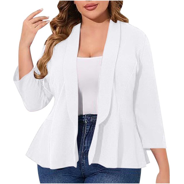 AherBiu Vestes Blazer Grande Taille pour Femmes, un Blazer Blanc à devant Ouvert avec Revers à Volants, Conçu pour le Bureau Décontracté. Fabriqué en Tissu polyester Doux et Extensible, Il Offre un Confort Respirant et une Coupe Flatteuse. Parfait pour les occasions Formelles, le Travail Ou le Quotidien. Style à Manches Longues, Il Complète un Haut Blanc et des jeans Bleus.