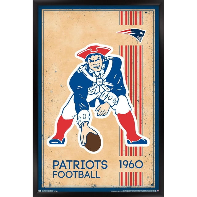NFL New England Patriots - Affiche Murale Logo Rétro 14, 14,725 Po x 22,375 Po Encadrée Montrant un Joueur de football de Style Vintage en Uniforme colonial Bleu avec des Bottes et un Chapeau Rouges, Accroupi Tenant un Ballon de football. l'Arrière-plan beige Présente des Rayures Verticales Rouges et Bleues avec le Logo Moderne des Patriots et le Texte « Patriots football 1960 ». l'Affiche Présente une Finition Rétro Usée et un Cadre Noir,