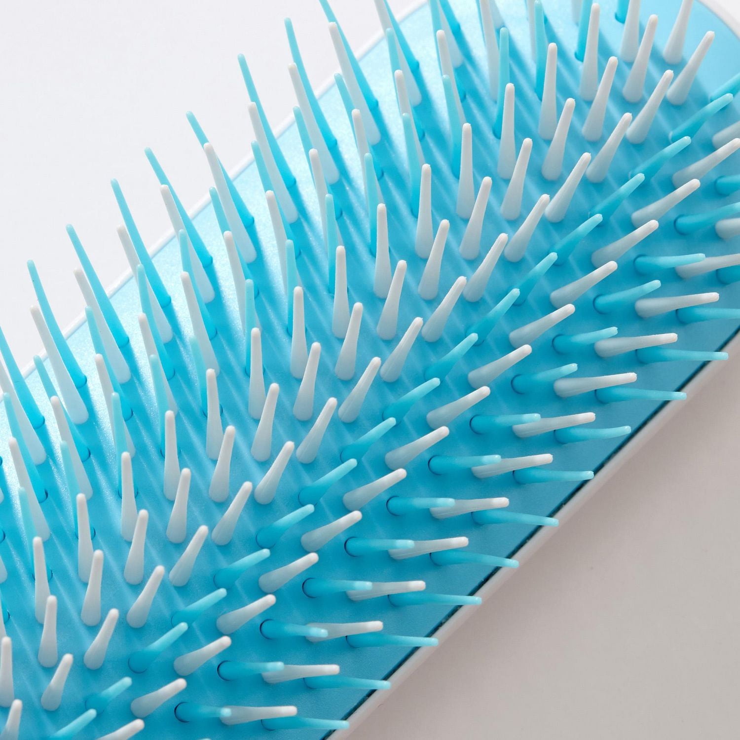 Frida Baby - Brosse démêlante pour cheveux fins ou raides, brosse pour enfants, démêle les nœuds sans déchirures ni casse, dents de peigne et conception de poils