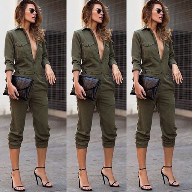 EYIIYE Combinaison Décontractée à Manches Longues pour Femme en Vert Armée, avec un Décolleté en V Profond, un devant Boutonné et des Manches Retroussées. Fabriquée en Mélange de Coton, Cette Combinaison Coupe Décontractée avec Jambes Fuselées, Style avec Talons Hauts Noirs et une Pochette. Idéale pour les Tenues Décontractées Ou de Boîte de Nuit.