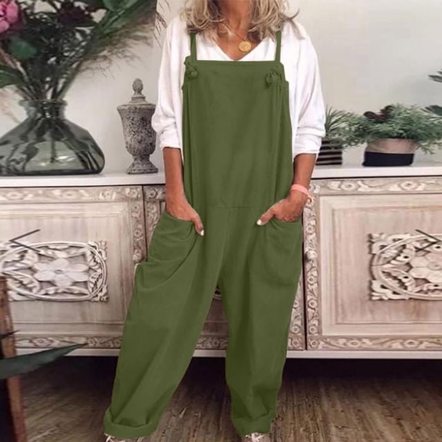 Fankiway Salopette Décontractée Ample pour Femme en Coton et Lin, Taille P. la Combinaison Vert olive Présente un design Sans Manches avec Bretelles Ajustables, un Dos Nageur, une Taille Élastique Froncée, un Pantalon à Jambe Grand et Deux Poches Latérales. Conçue par-Dessus un Haut Blanc, Elle Convient aux Tenues Décontractées, Quotidiennes Ou de Vacances. l'Arrière-plan Montre un Décor Intérieur avec une Armoire en Bois et des Plantes.