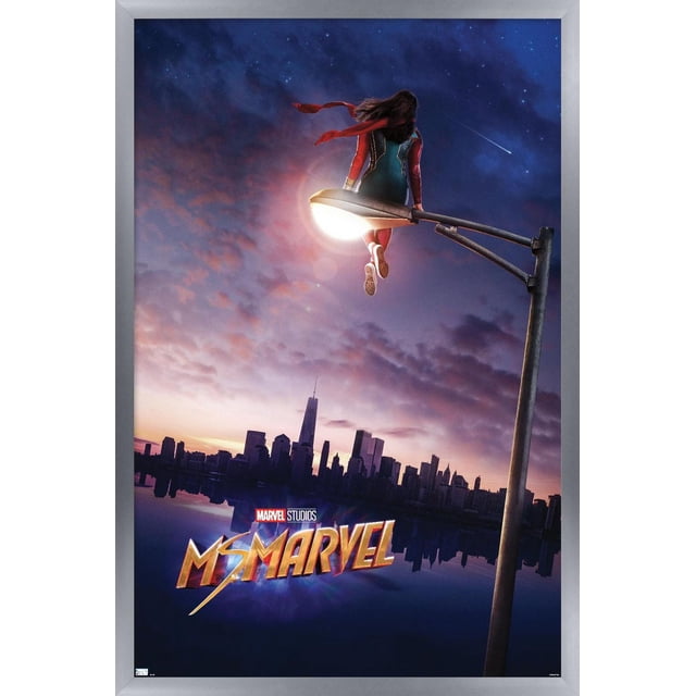 Marvel Ms. Marvel - Affiche Murale Teaser en une Feuille, 22,375 Po x 34 Po Montrant Ms. Marvel en costume Rouge et Bleu Assise sur un Lampadaire Lumineux au Crépuscule avec une Ligne d'Horizon de Ville et une Étoile Filante en Arrière-Plan, Imprimée sur Papier d'Affiche Lustré, Convenant à la Déco de Chambre.