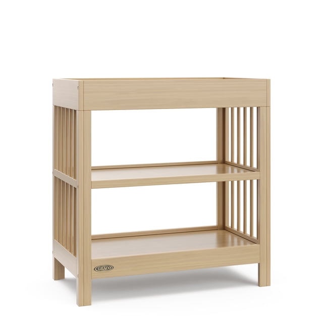 Graco Teddi Table à Langer en Fini Bois Flotté avec Cadre Rectangulaire en Pin, Côtés à Lattes et Deux Étagères Ouvertes pour le Rangement de la Chambre de Bébé et l'Organisation du Mobilier pour Bébé.
