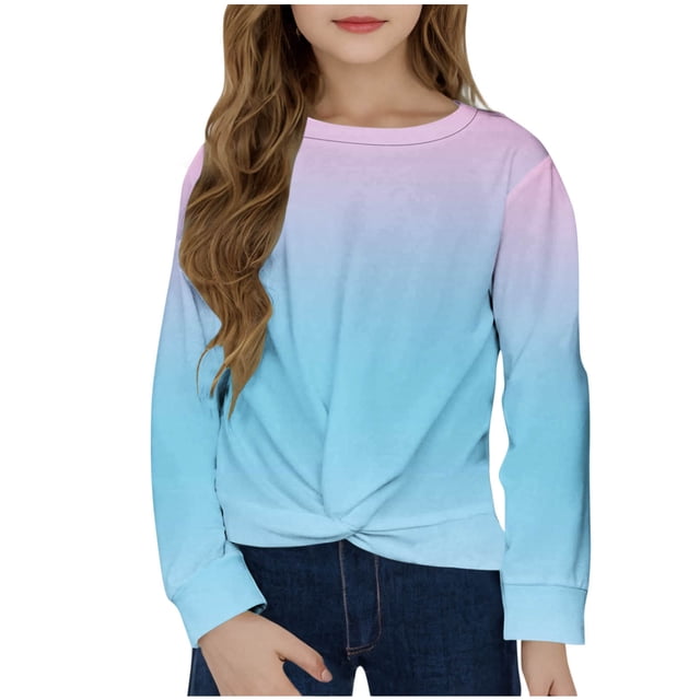 Plebaso Chandail à Manches Longues pour Filles avec devant Torsadé et design Dégradé, Transition du Rose au Bleu. Ce Chandail Léger et Décontracté à Enfiler avec Col Ras du Cou et Détail Torsadé à l'Avant, Idéal pour les Tout-Petites Filles de 2T à 5T. Assorti à des jeans Foncés.