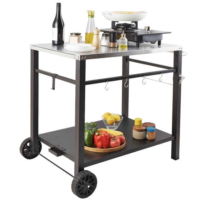 KFFKFF Chariot de Cuisson Extérieur à Conception à Double Couche, Doté d'Un Plateau en Acier Inoxydable durable et d'Un Cadre Noir. le Chariot Comprend des Crochets pour Ustensiles, une Tablette Inférieure pour Rangement et des Roues pour une Portabilité Facile. Idéal comme Support de Gril, Chariot de barbecue Ou Poste de Travail pour Four à pizza, Il Est Montré avec des Articles de Cuisson comme des Bouteilles, des Épices et des Légumes Frais, Soulignant Sa Polyvalence pour la Préparation de Repas à l'Extérieur.