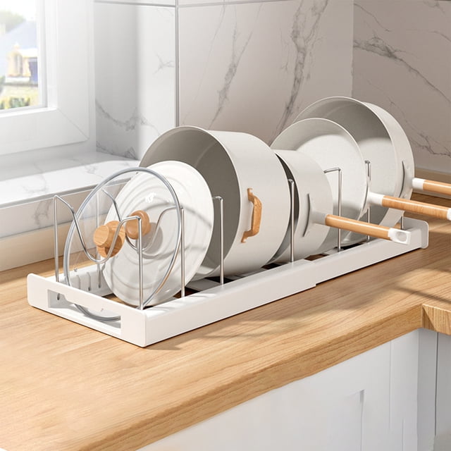 Kcavykas Support Extensible pour Casseroles en Acier Inoxydable durable, Affiché sur un Comptoir de Cuisine Tenant Casseroles, Poêles et Couvercles. Conçu pour l'Organisation de la Cuisine et le Rangement des Aliments, Il Comprend des Compartiments Ajustables et des Rainures en U pour Ranger en Toute Sécurité les Batteries de Cuisine de Diverses Tailles. la Finition Blanche Complète la Déco de Cuisine Moderne.