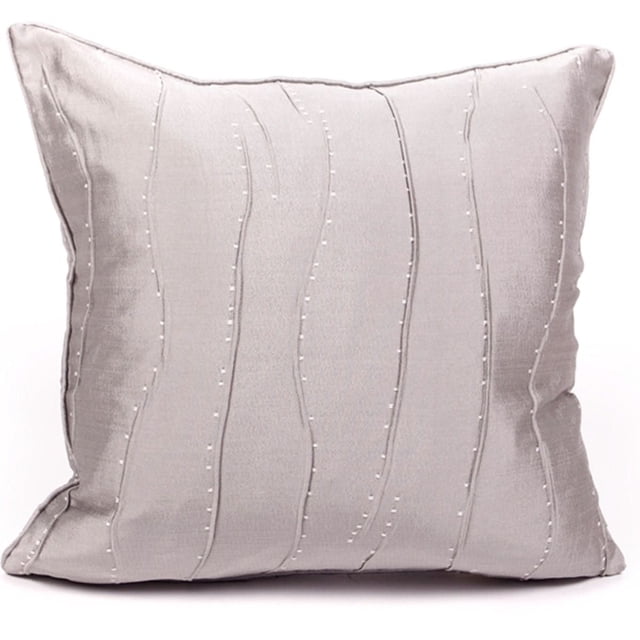 Gouchee Coussin Flo Design en Argent, 18 par 18 Pouces, avec Tissu en faux Soie Présentant un Motif Rayé Ondulé Organique et des Détails Cousus, Rempli de Fibre de polyester Canadienne et une Fermeture Éclair pour un Retrait Facile de la Coque, Idéal pour un Usage Décoratif à la Maison.