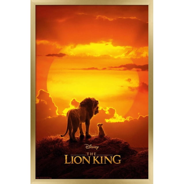Disney Le Roi Lion - Mufasa And Simba Affiche Murale, 22,375 Po x 34 Po Affiche Murale Encadrée Montrant un Lion Adulte Mufasa et un Petit Simba Debout sur un Éperon Rocheux avec un Grand Coucher de Soleil orange Lumineux et des Nuages derrière, Idéale pour la Décoration Murale de Chambre Ou de Chambre d'Enfant.
