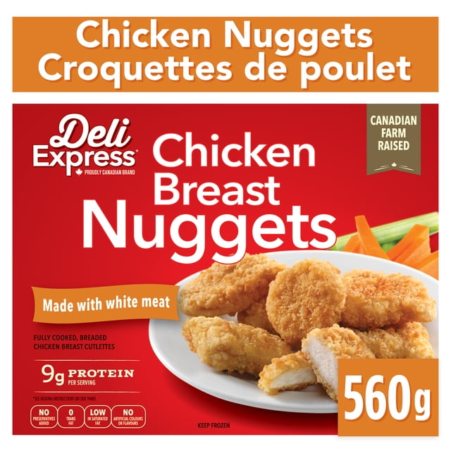 Deli Express Nuggets de Poitrine de Poulet Montrant une Assiette Blanche avec des Pépites de Poitrine de Poulet Panées et Entièrement Cuites, Certains Coupés pour Révéler de la Viande Blanche à l'Intérieur, avec des Bâtonnets de Carotte et de Céleri en Arrière-Plan, Étiquetés 560 g, Faits avec de la Viande Blanche, Élevés à la Ferme au Canada, et Contenant 9 g de Protéines par Portion, Convenant aux Collations Ou Repas Surgelés Rapides.