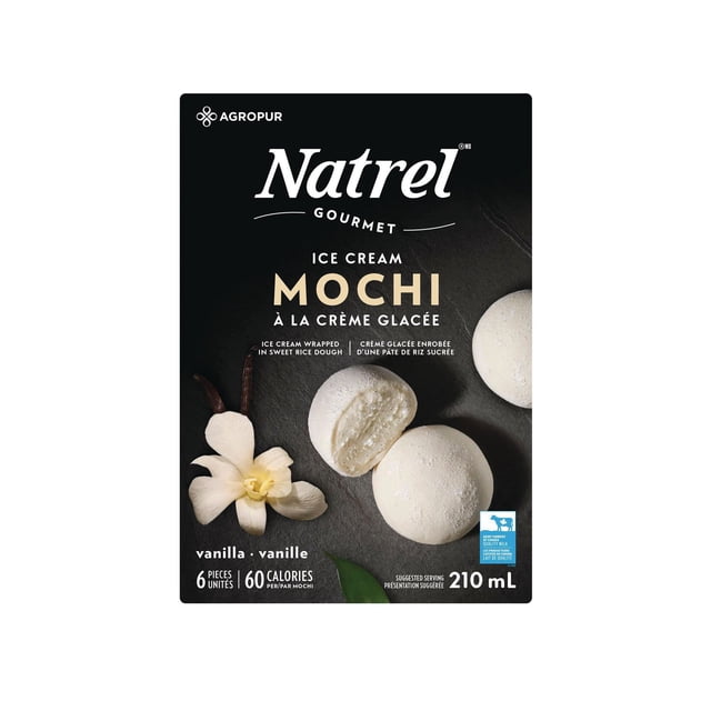 Natrel Mochi Crème Glacée à la Vanille Montrant six Morceaux de Mochi Blanc avec une Coupe Ouverte pour Révéler de la Crème Glacée à la Gousse de Vanille Enrobée de Pâte de Riz Sucrée, Exposée avec une Fleur de Vanille et des Gousses sur une surface Foncée, Emballage de 210 ml, 60 calories par Pièce.