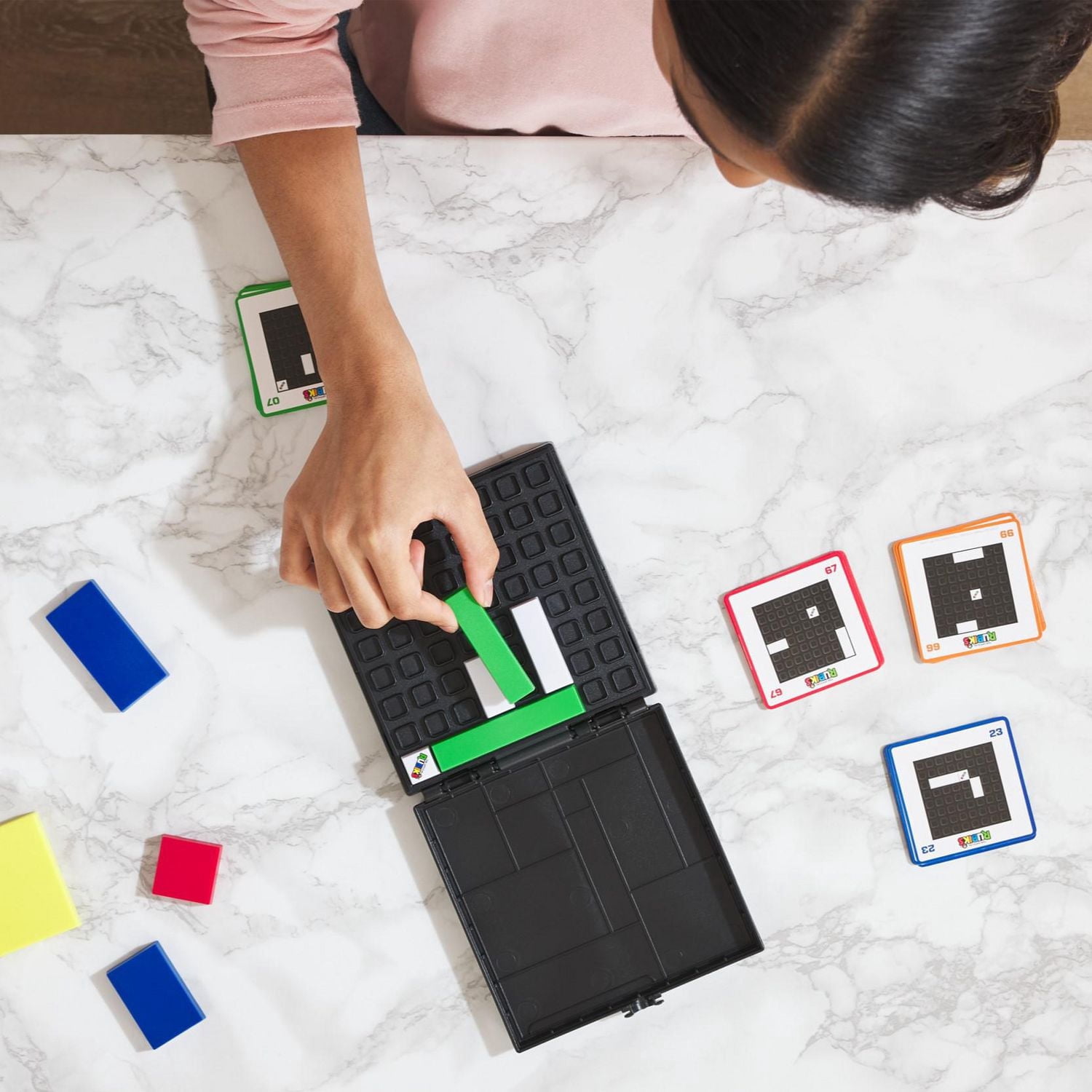 Rubik's Cube Gridlock, le jeu de casse-tête et de résolution de problèmes inspiré du jouet à manipuler classique, pour adultes et enfants à partir de 7 ans