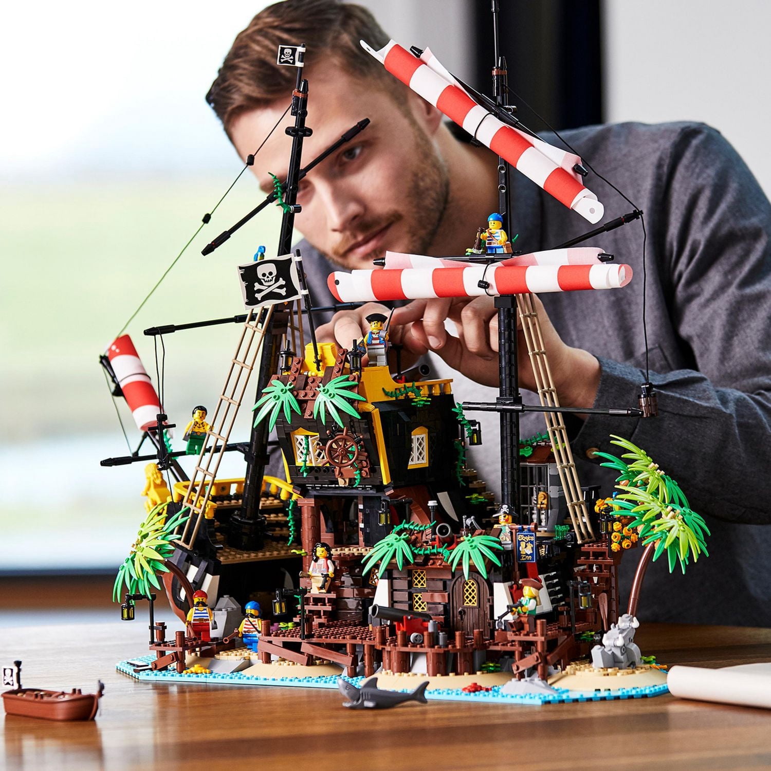LEGO Ideas Les pirates de la baie de Barracuda 21322 Ensemble de construction (2545 pièces)