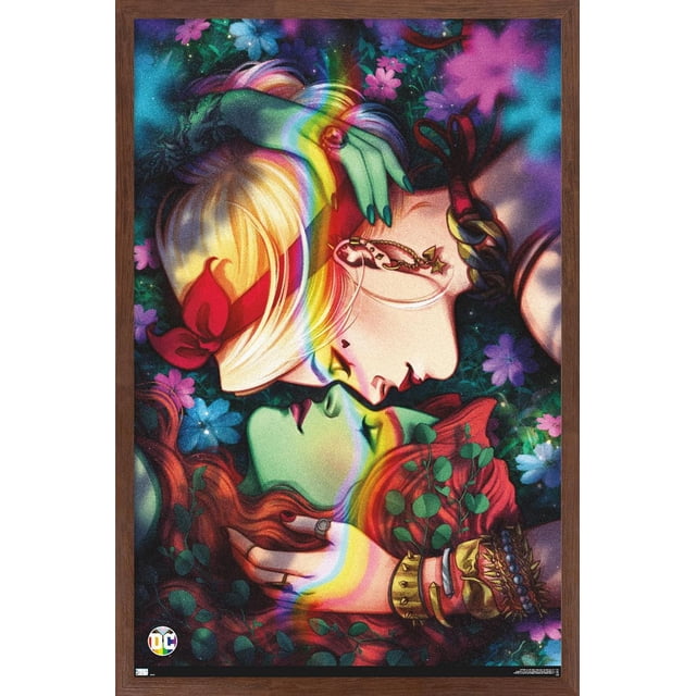 DC Comics - Harley Quinn et la Fierté du Lierre Poison Affiche Murale, 22,375 Pouces x 34 Pouces Représentant un Gros Plan de Harley Quinn aux Cheveux Blonds et au Nœud Rouge Se Penchant sur le Lierre Poison à la Peau Verte et aux Cheveux Rouges, Entouré de Fleurs et de Feuillage Colorés avec un Effet de Lumière Arc-en-Ciel, Imprimé sur Papier d'Affiche Brillant Convenant à une Déco Intérieure Vibrante.