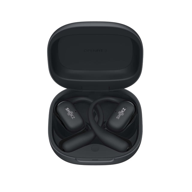Shokz - OpenFit 2 Écouteurs Véritables Sans Fil à Oreille Ouverte en Noir dans un Étui de Recharge Noir Ouvert, Affichant des Crochets d'Oreille Flexibles et le logo Shokz sur Chaque Oreillette, Conçus pour un Ajustement Sûr et Confortable et un audio Dynamique avec des Boutons de Contrôle Physiques.