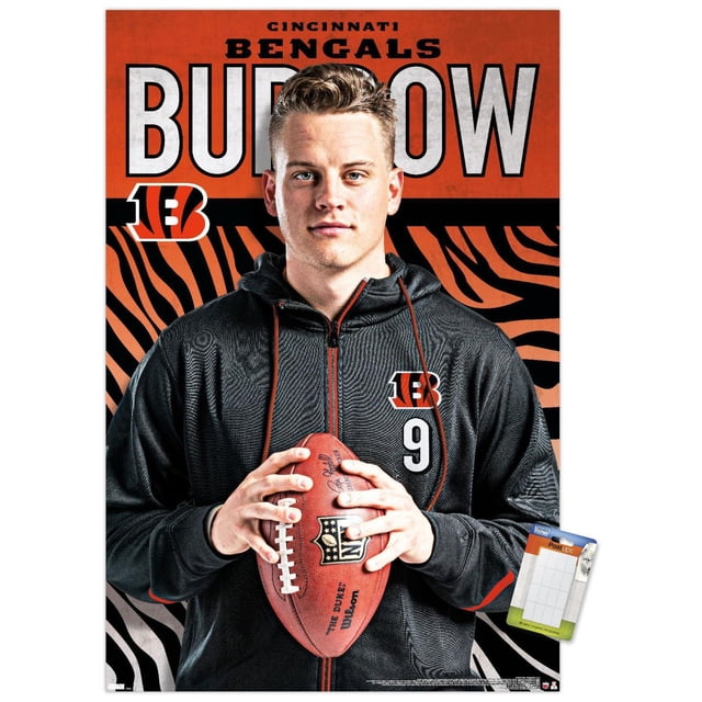NFL Cincinnati Bengals - Joe Burrow Pose 20 Affiche Murale, 14,725 Po x 22,375 Po Montrant une Figurine au Centre Portant un Chandail à Capuchon des Bengals Noir avec Cordons orange et Numéro 9, Tenant un Ballon de football NFL Wilson, sur Fond de Rayure Tigre orange et Noire avec Texte Blanc Audacieux « Burrow » et logo des Bengals, Convient à une Oeuvre Murale à Thème Sportif.
