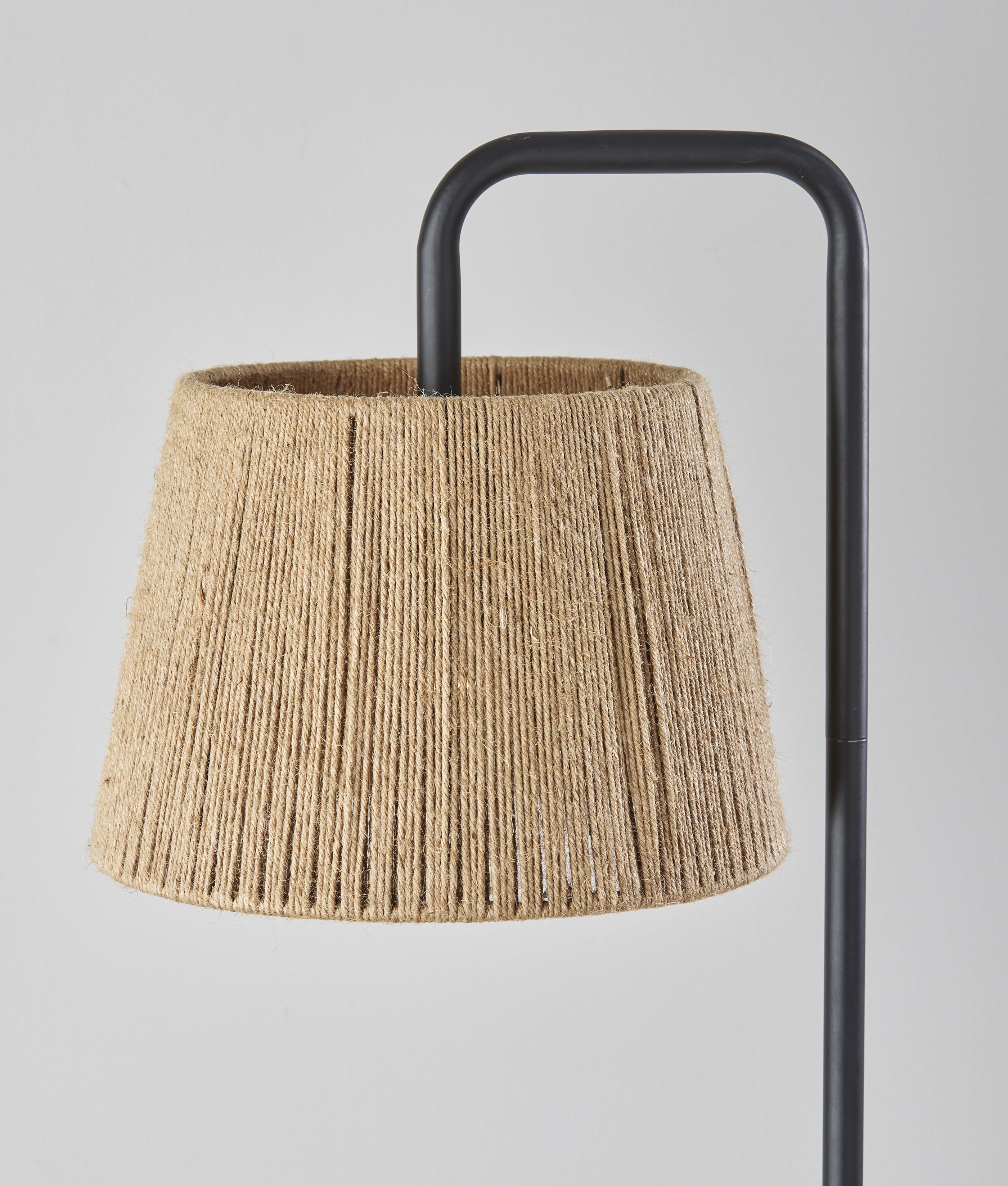 Lampadaire Mainstays en métal noir avec abat-jour en corde, style transitionnel, idéal pour les bureaux et les résidences étudiantes, neuf
