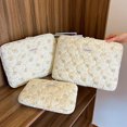 thumbnail image 2 of Maoww Housse d'Ordinateur Portable Matelassée avec Fermeture Éclair Lisse et Résistance à la Poussière Sac à Fleurs Résistant à la Poussière Jaune 13 Pouces, 2 of 6