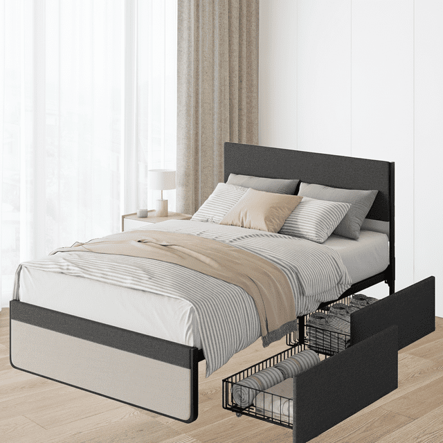 CazToi Lit Double avec 2 Tiroirs de Rangement, Lit Plateforme Rembourré et Tête de Lit, Lattes en Acier Grises. le Lit Présente un design Moderne Rembourré avec une Tête et un Pied de Lit en Lin Légèrement Courbés, Complétés par un Tissu Respirant au-Dessus de Mousse Pelucheuse. Deux Tiroirs Spacieux sous le Lit Offrent des options de Rangement Flexibles, Idéals pour la Literie, les Chaussures Ou les Bagages. le Cadre en Acier Robuste avec Lattes Antidérapantes Assure un Soutien durable et Silencieux Sans Besoin de Sommier. Présenté dans une Chambre Lumineuse avec un Plancher de Bois et