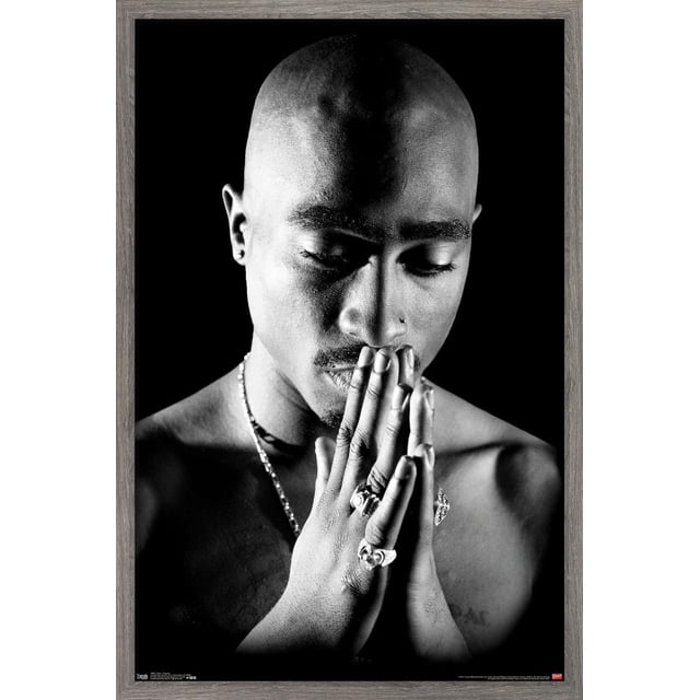 Tupac - Affiche Murale de Prière, 14,725 Po x 22,375 Po, Gros Plan Noir et Blanc d'Une Figurine Sans Chemise avec les Mains Pressées l'Une contre l'Autre en Prière, Ornée de Multiples Anneaux et d'Un Collier Chaîne, Encadrée en Bois Gris sur Fond Noir, Convient à la Déco de la Maison et aux Résidences Étudiantes.