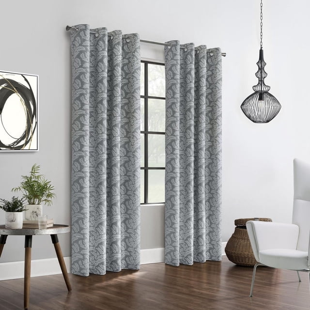 Parrie Rideau Intérieur Occultant à Oeillets en Gris avec Motif de Feuille de Fougère Blanche, Suspendu sur une Tringle Argentée dans une Pièce Moderne avec Plancher de Bois, Fenêtre à Cadre Noir, table d'Appoint Ronde avec Plantes, art Mural Abstrait, Panier en Osier et Fauteuil Blanc, Offrant 100 % d'Occultation, Isolation Thermique et Réduction du Bruit, Idéal pour l'Intimité et un Sommeil Réparateur.