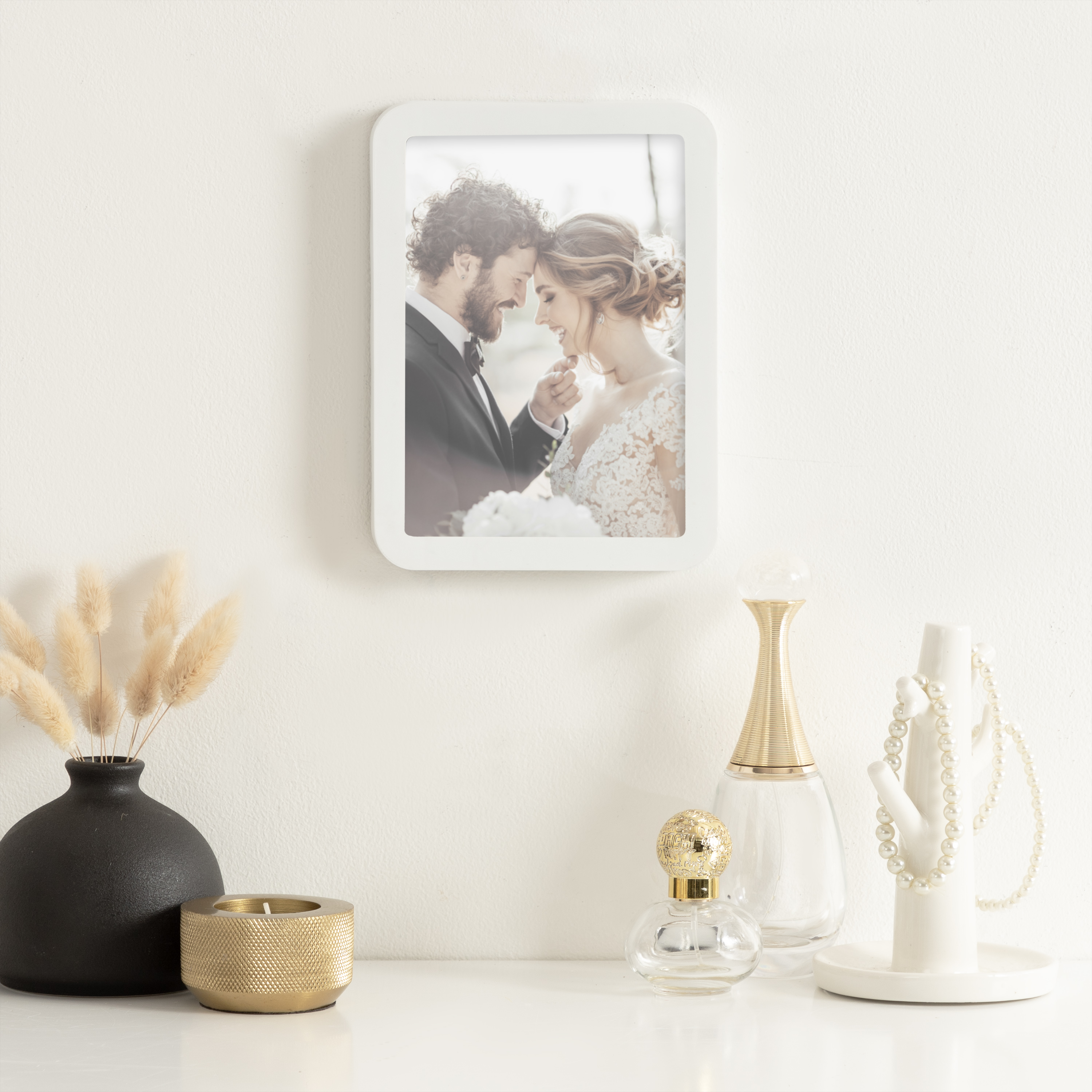 Cadre à photos décoratif blanc avec coins arrondis DesignOvation Boba de 12,7 cm x 17,8 cm pour table
