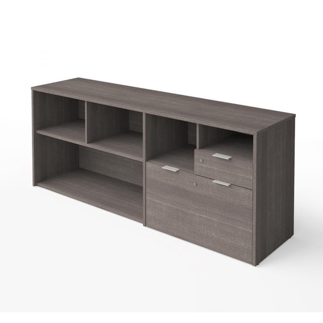 Bestar i3 plus Credenza en Fini Mélamine Gris Mat avec Cinq Compartiments de Rangement Ouverts, un Tiroir Utilitaire Verrouillable et un Tiroir de Classement Verrouillable avec Système de Classement Lettre/légal, Présenté en Vue avant 3/4 sur Fond Blanc, Idéal pour le Rangement de Cuisine Ou l'Organisation de Bureau.