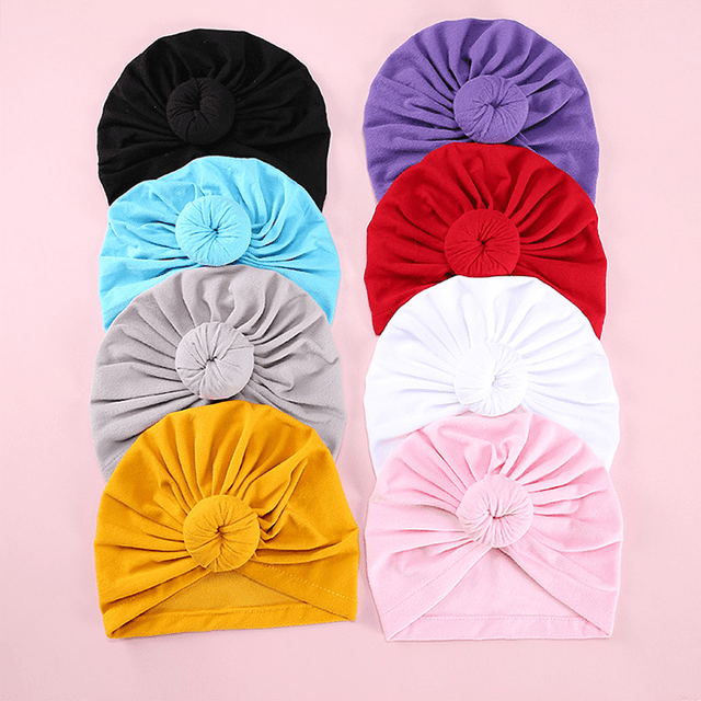 QUETO Nouveau-né bébé enfant en bas âge coton chapeau bébé bandana enfants tricoté chapeau couverture (lot de 8). Ensemble de 8 chapeaux en coton doux et extensible, conçus pour les bébés de 8 mois à 4 ans. Chaque chapeau présente un design noué en forme de beignet et est disponible en différentes couleurs, y compris noir, violet, rouge, blanc, rose, jaune, gris et bleu clair. Taille adaptée pour un tour de tête de 36-50 cm.