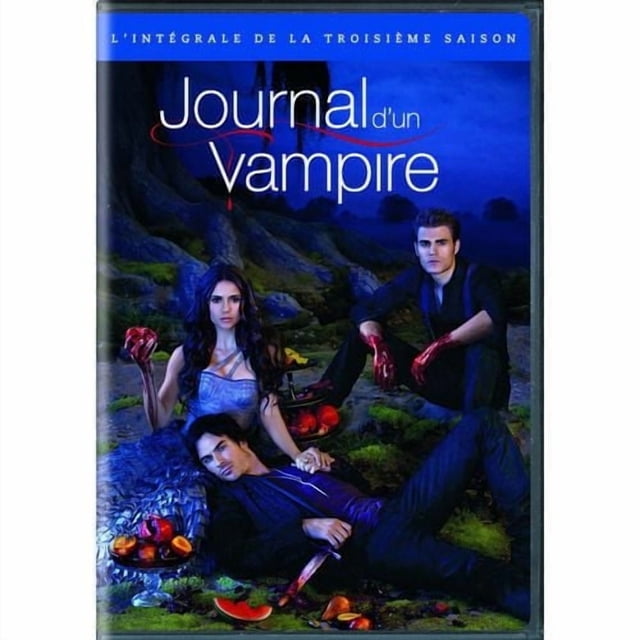 The Vampire Diaries : la Troisième Saison Complète (Édition Française) Couverture DVD Mettant en Vedette Trois Personnages dans une Forêt Sombre. une Femme en Robe Bleue Tient un Cœur Ensanglanté, Deux Hommes en Complets Noirs Ont les Mains Ensanglantées et un Couteau, avec des Tranches de Melon D\'eau et des Pêches Éparpillées à Proximité.