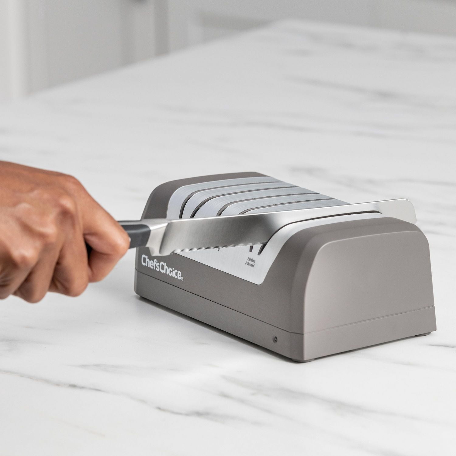 Sharpener électrique Chef'sChoice rechargeable à trois étapes DC 320 pour la plupart des couteaux, en gris ardoise (SHC32BGY11)