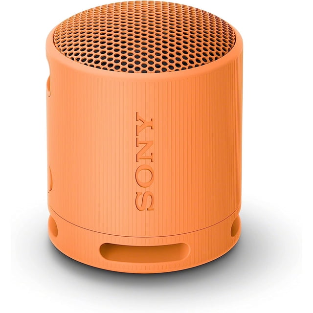 Sony SRS-XB100 Haut-Parleur Sans Fil Bluetooth Étanche orange, Doté d'Un design Cylindrique compact avec une Finition Texturée et une grille de Haut-Parleur Perforée. Offre un Son Puissant et Clair avec des Basses Profondes, Indice d'Étanchéité IP67 et Antipoussière, jusqu'à 16 Heures d'Autonomie, et une Sangle Polyvalente pour la Portabilité. Inclut une Connectivité Bluetooth, des Appels Mains Libres avec microphone à Réduction d'Écho, et un port de Chargement USB Type-C.