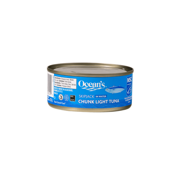 Conserve de Thon Pâle en Morceaux par Ocean's Contenant du Thon Listao Emballé dans l'Eau, avec une Étiquette Bleue Montrant la Marque, illustration de Poisson, certification MSC, et info Nutritionnelle Mettant en Valeur Faible en Gras et Riche en Protéines, Convient pour des Repas Santé Rapides.