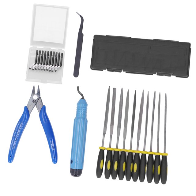 ANGGREK Trousse d'Outils d'Imprimante 3D Conçue pour la Finition de Modèles d'Impression 3D, Comprenant 13 Outils de Coupe et de Meulage, 10 Limes en Acier à Roulement, des Pinces à Épiler, des Pinces à Pointe oblique et un Ensemble de Coupe de Modèles en Plastique Bleu. Fabriquée en ABS et en Acier à Haute Vitesse pour la Durabilité, Idéale pour les Salles de Classe et les Laboratoires. Exposée sur un Fond Blanc.