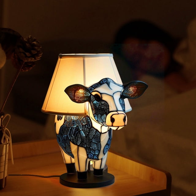 Rewenti Lampe de Table en Résine pour la Maison, Veau Illuminé de Chevet, avec base en Résine en Forme de Vache et Détails Complexes de Vitrail Bleu et Blanc. la Lampe Comprend un Abat-Jour en Tissu Qui Émet une Lueur DEL Chaude, Créant une ambiance Douillette. Idéale pour la Déco de Chambre, les Contextes de Fête Ou comme Cadeau de Pendaison de Crémaillère. Alimentée par USB pour Plus de Commodité.