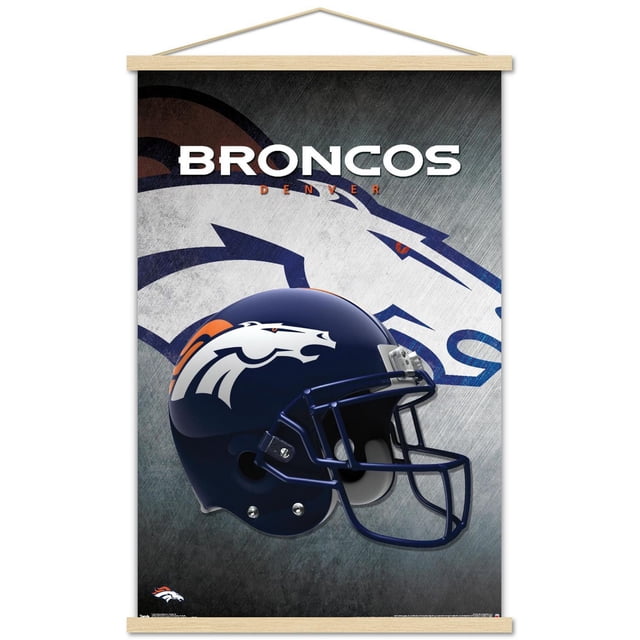 NFL Denver Broncos - Affiche Murale de Casque 16, 22,375 Pouces x 34 Pouces Montrant une Vue Latérale d'Un Casque de football Bleu Marine avec le logo Cheval Blanc et orange des Denver Broncos, sur Fond Gris Texturé avec un Grand Emblème des Broncos Délavé et le Texte « Broncos » en Blanc et « Denver » en orange au-Dessus, Imprimé sur Papier d'Affiche Lustré avec Barres Suspendues en Bois, Convient pour Décorer les Chambres de Fans de Sport Ou les