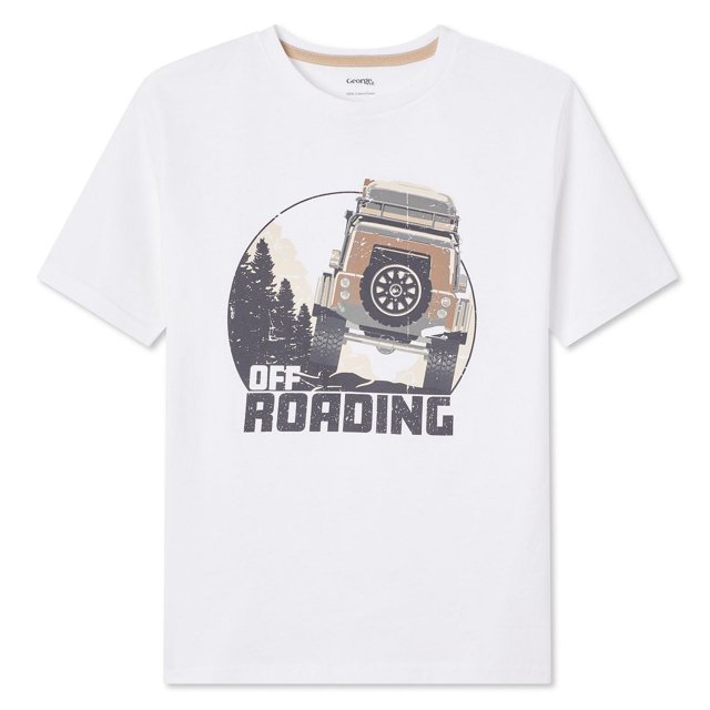 George T-shirt Graphique pour Garçons en Blanc avec un Graphique avant d'Un Véhicule Tout-Terrain Brun Grimpant sur des Rochers, des Pins et un Texte « Tout-Terrain ». Fabriqué en Tricot jersey 100 % Coton, avec une Encolure Ras du Cou, des Manches Courtes et un Ourlet Droit, Convient au Port Décontracté au Quotidien pour Garçons.