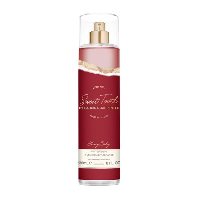 SABRINA CARPENTER Brume Corporelle pour Bébé à la Cerise dans une Bouteille Cylindrique Transparente avec un Embout de Pulvérisation Doré, Présentant une Étiquette Rouge Profond avec Texte Doré pour un Parfum de Dent Sucrée, Contenant 236 ml de Vaporisateur Corporel Parfumé à la Cerise et au Chocolat, Adapté à un Usage Quotidien.
