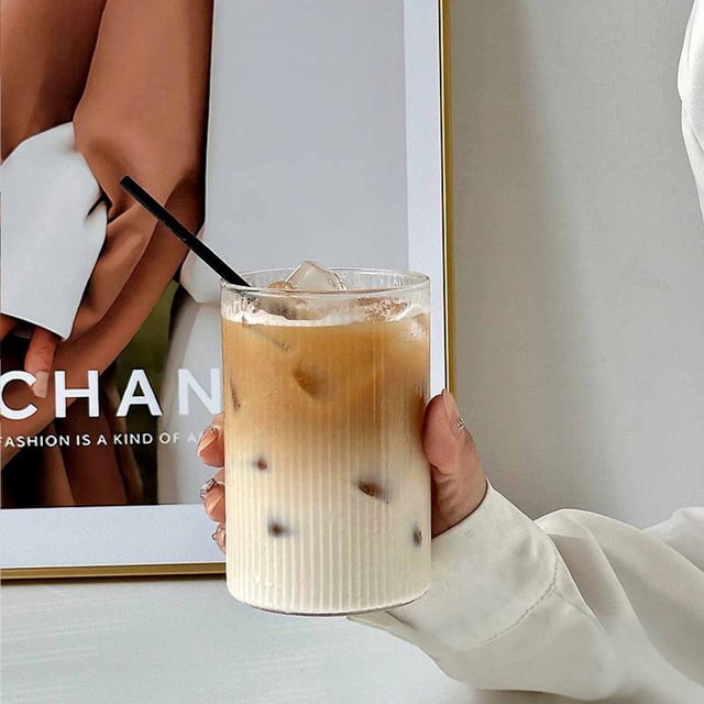 Tasse en Verre à Double Couche avec Rayures Verticales, Tasse à Boisson pour Thé Café Lait Isolée en Borosilicate Élevé, Résistante à la Chaleur pour Boissons Chaudes et Froides, Prise Ergonomique, 7.5x7.5x8cm/8x8x12cm, Transparente