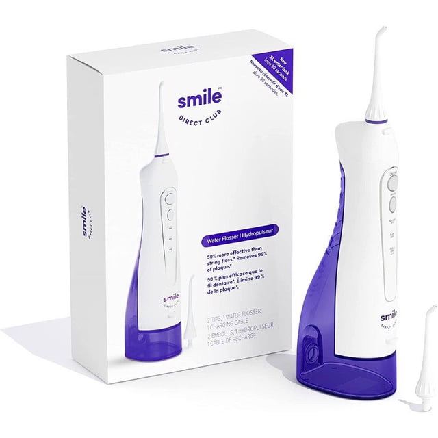 SmileDirectClub Édition Premium Hydropulseur avec Réservoir d'Eau TG en Blanc et Violet, Conception Sans Fil et Résistante à l'Eau avec Trois modes de Pression et Deux Embouts, Élimine 99 % de la plaque Plus Efficacement Que le Fil Dentaire, Montré avec un Emballage Mettant l'Accent sur les Bienfaits des Soins Buccodentaires et de l'Hygiène Dentaire.