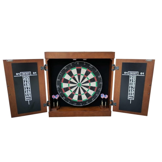 Farmington Dartboard et Ensemble d'Armoire avec Armoire en Bois de Peuplier Teinté Noyer Ouverte pour Montrer un Dartboard en sisal Auto-Agrippant de Taille Réglementaire. les Portes d'Armoire Ont des Tableaux de Pointage à la Craie Noire pour Marquer des Points et Tenir six Fléchettes avec Motifs de Drapeaux. le Panneau Arrière Noir Doublé de Feutre Protège le Mur pendant le Jeu.