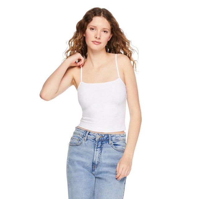 No Boundaries Camisole Courte pour Femme en Blanc, Coupe Ajustée, Encolure Carrée et Bretelles spaghetti, Fabriquée en Tricot jersey, Montrée à l'Avant, Assortie à des jeans Bleu Pâle Taille Haute, Idéale pour Superpositions Ou Tenues Décontractées.