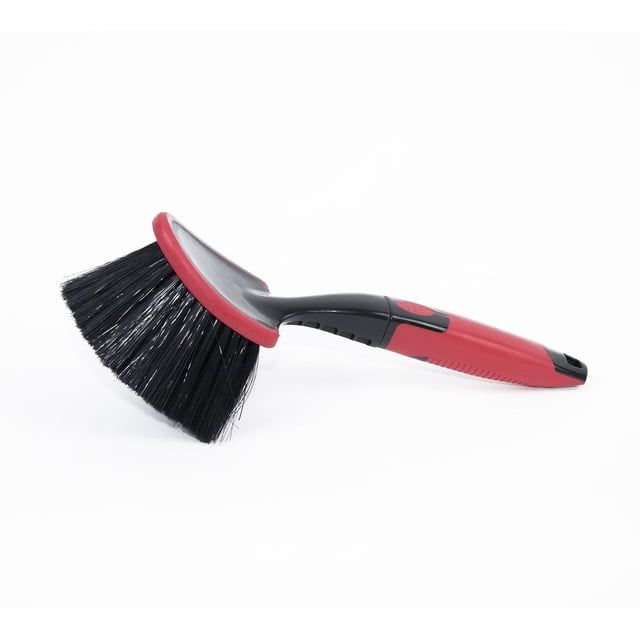 Prestige Series Brosse de Lavage 9,5 Pouces pour le Nettoyage des Roues et des Pneus avec Manche Ergonomique Rouge et Noir, Poils Noirs Inclinés Denses pour Récurer les Zones Étroites du Véhicule, et Trou pour Chevilles pour Rangement Suspendu, Idéale pour l'Esthétique Automobile.