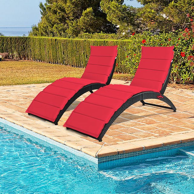 Costway Lot de 2 Chaises Longues Pliantes en Rotin pour Patio, Coussinées, Portatives, Jardin et Pelouse, Rouge